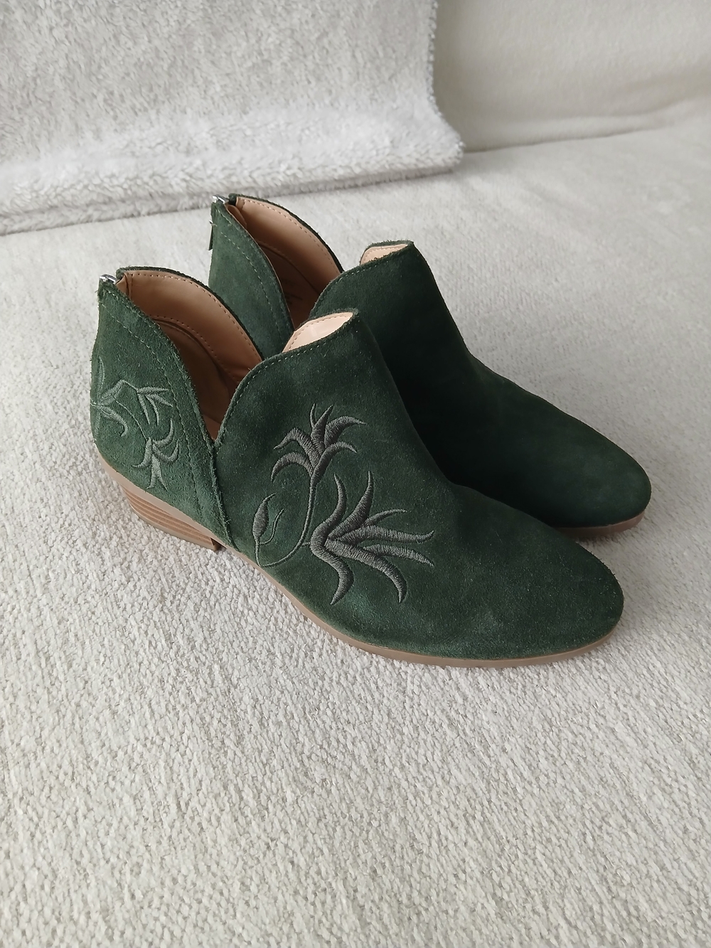 •KENNETH COLE• "Side Gig" Green Embroidered Ankle Booties